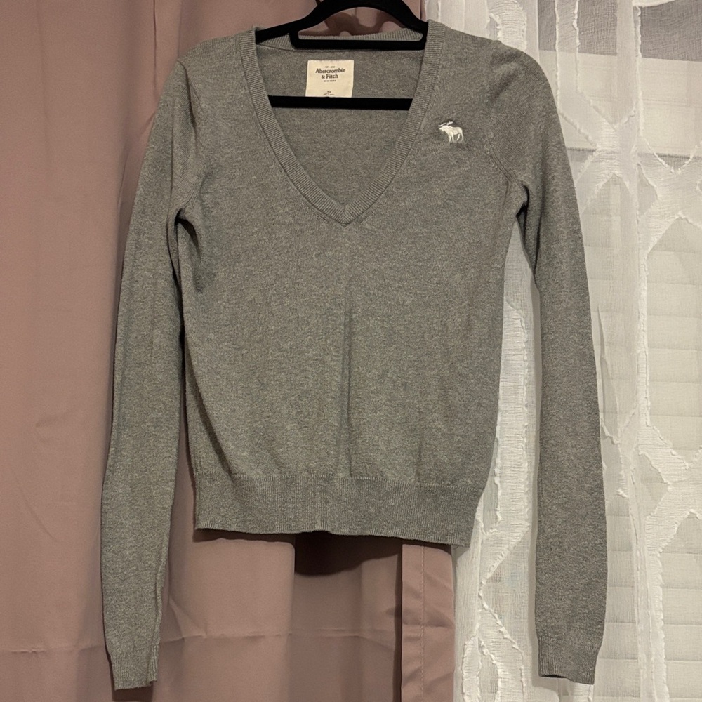 Abercrombie & Fitch Heather Gray V-Neck Sweater